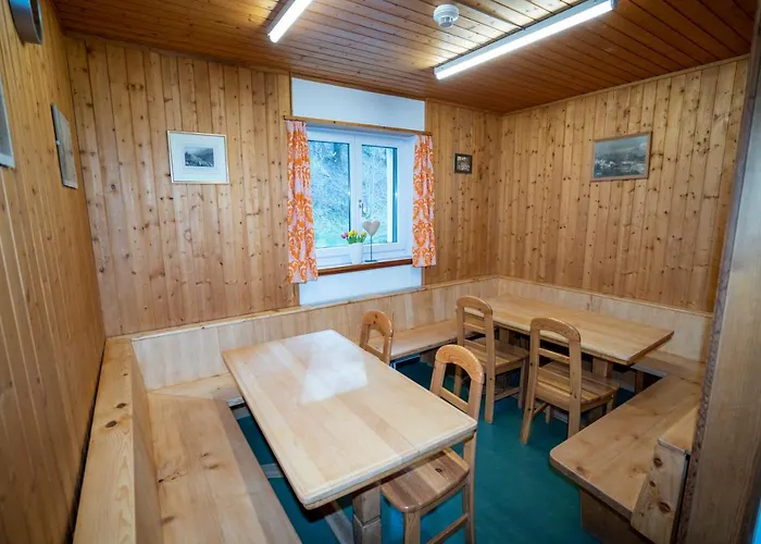 Pensiun Lischana Gasthof *