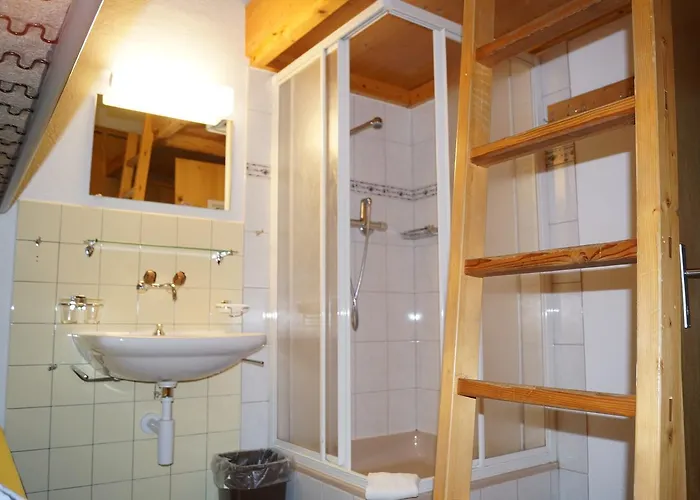 Pensiun Lischana Gasthof *