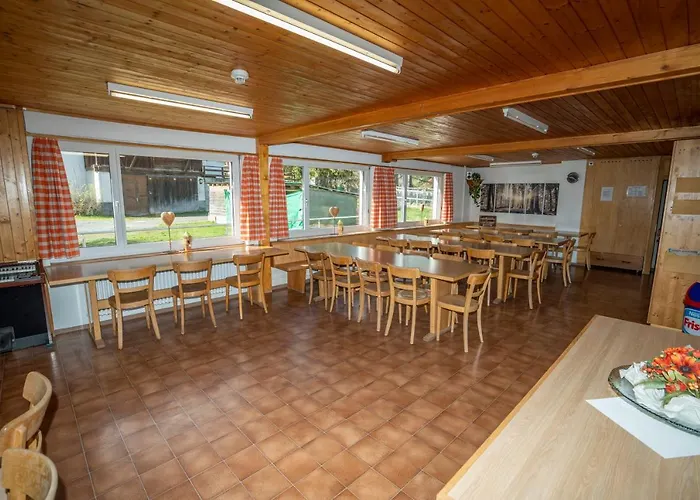 Pensiun Lischana Gasthof *